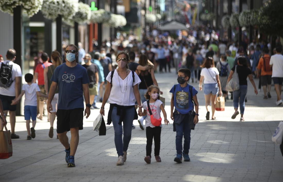 Visitants omplint de gom a gom l’eix comercial, ahir al migdia. 