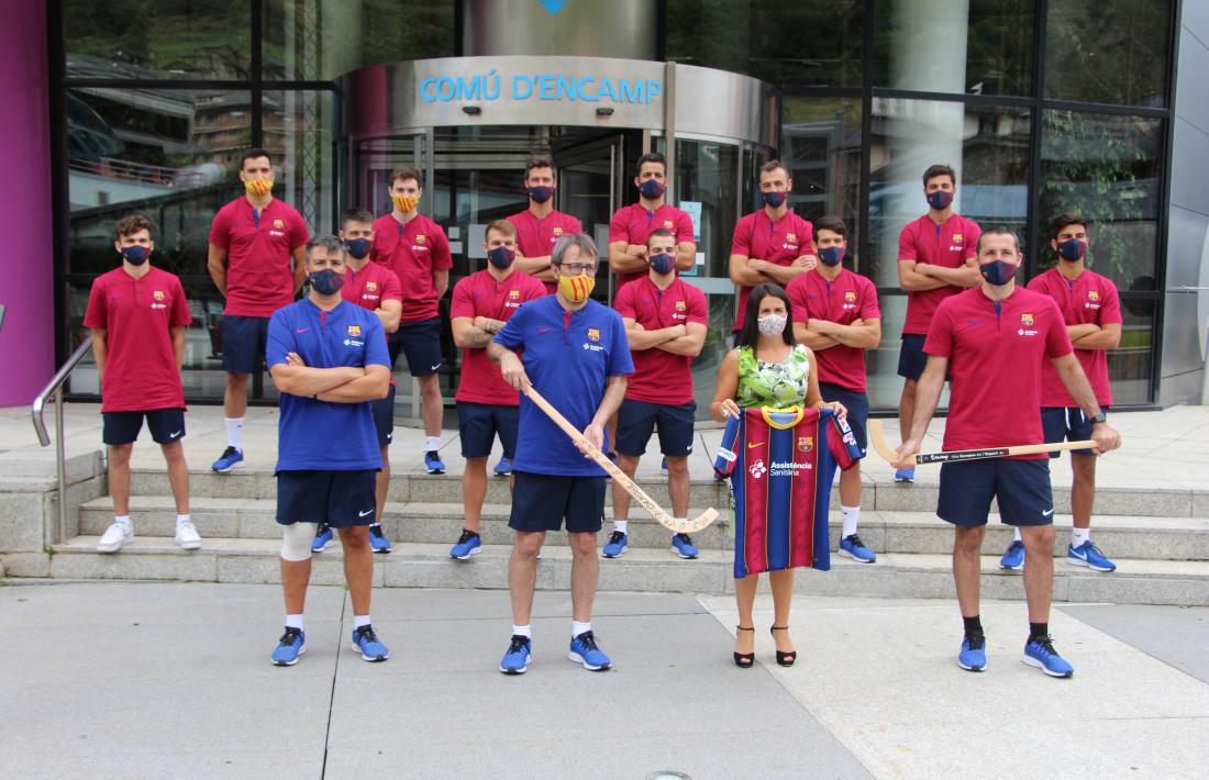 Foto de família del Barça d'hoquei i la cònsol major d'Encamp, Laura Mas.