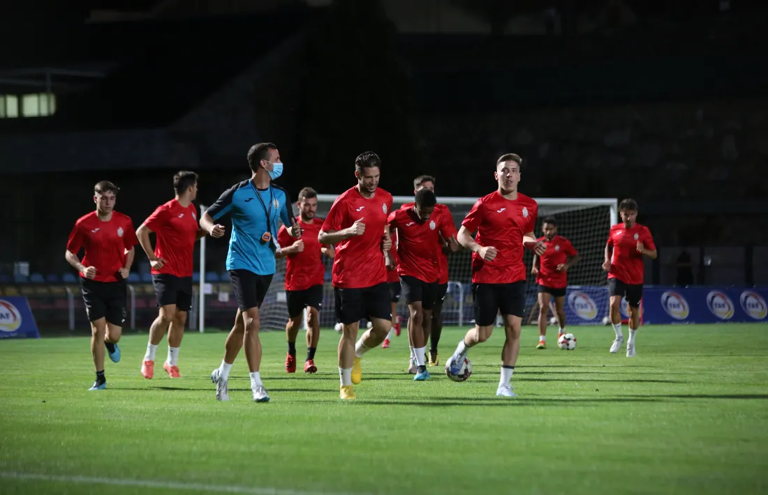 Els jugadors escaldencs ahir en l'entrenament a l'Estadi Comunal Joan Samarra Vila.