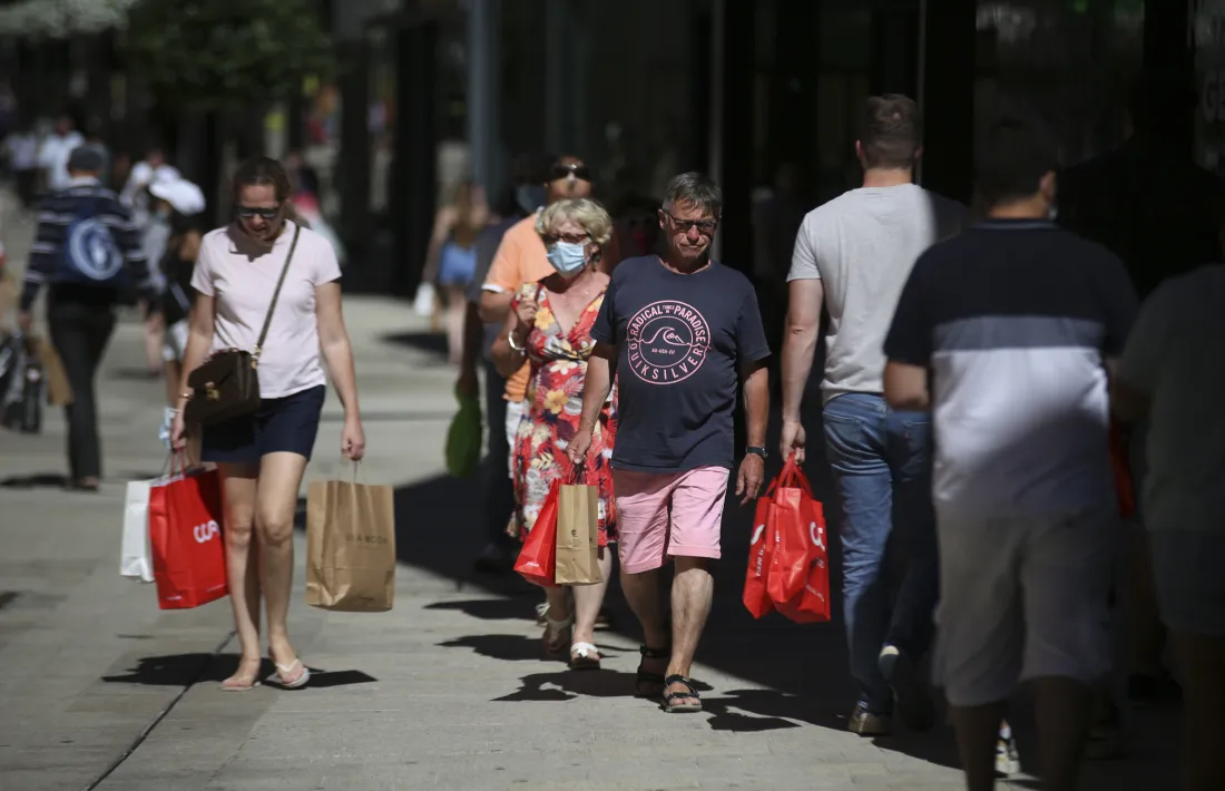 Turistes de compres als establiments del centre del país.