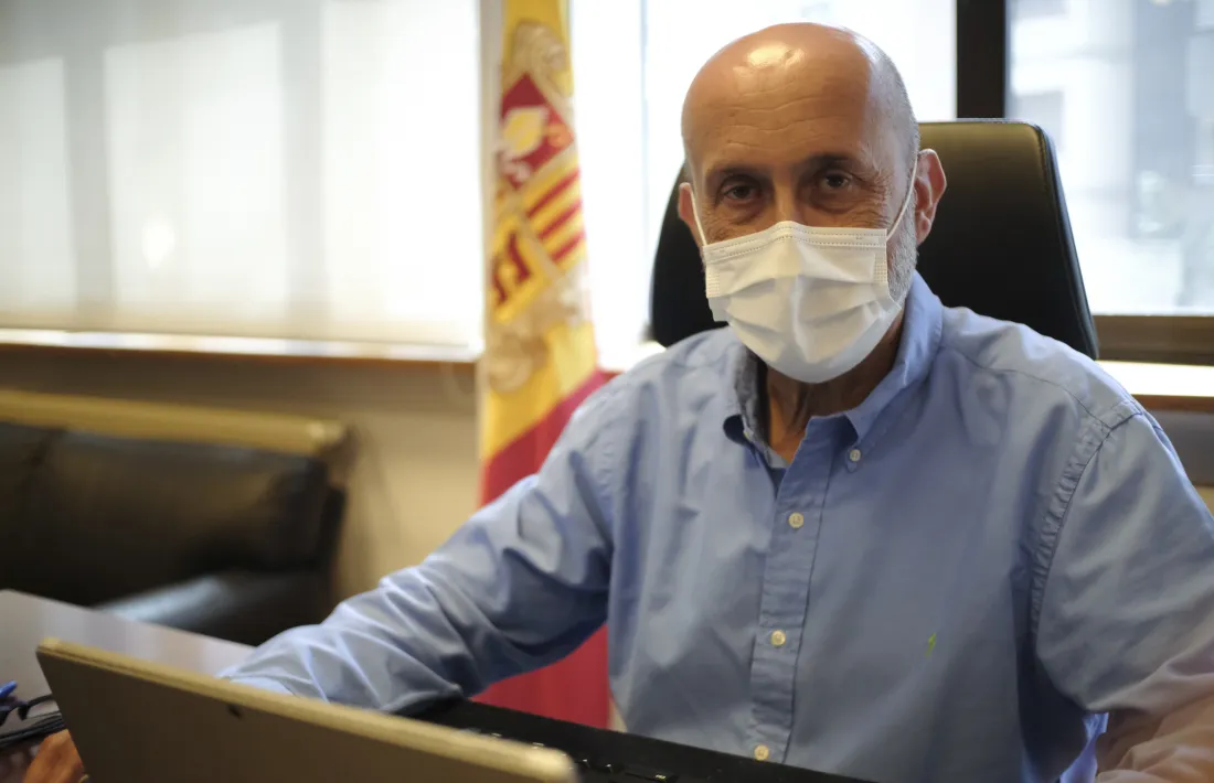 El ministre de Salut, retratat al seu despatx de Clara Rabassa la setmana passada, poc abans de marxar de vacances.