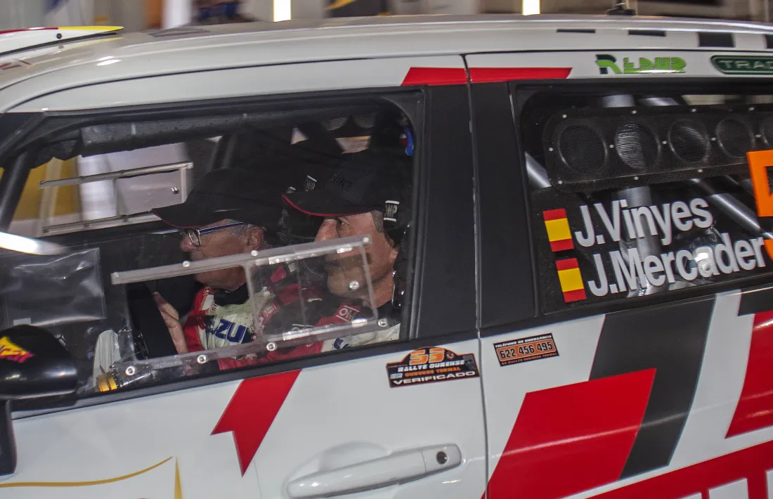 Vinyes i Mercader amb el Suzuki Swift R4lly S) al Ral·li d’Ourense.