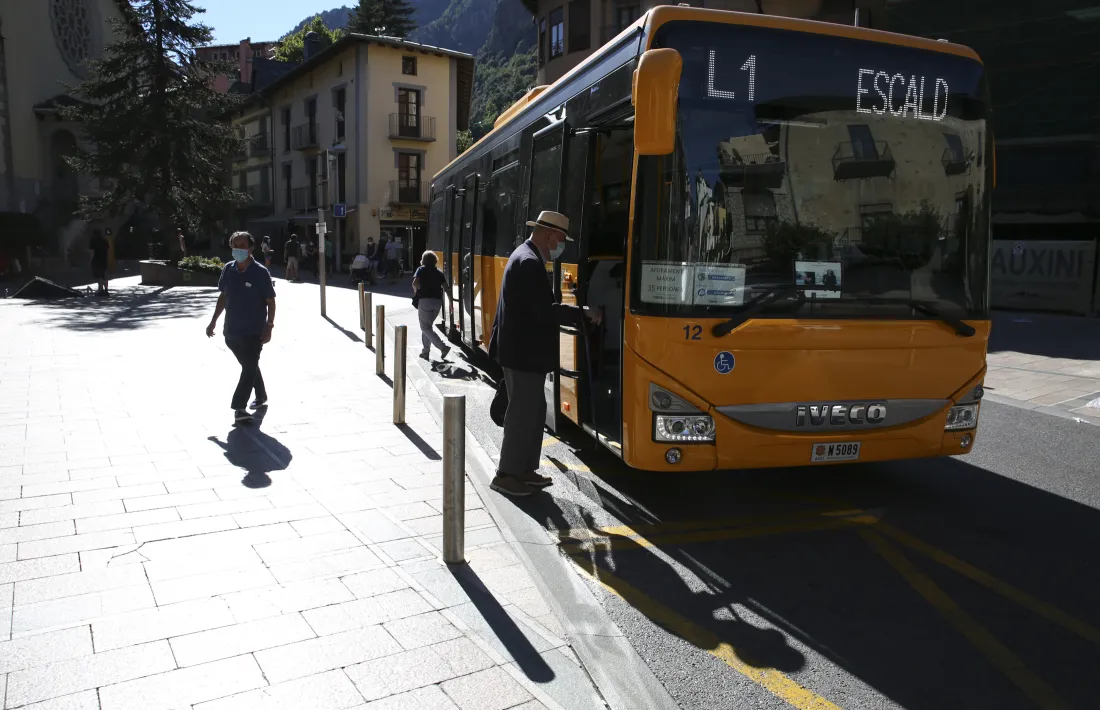 Alguns passatgers pujant a l’L1 a la parada de Príncep Benlloch, davant del Comú, ahir a la tarda.