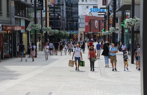 151599_turistes-avinguda-meritxell-aquest-juny_2497560328_73395816_1500x999