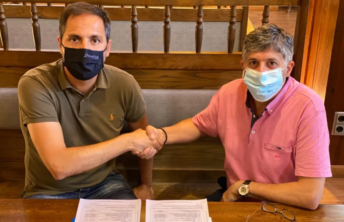 Un moment de la signatura de l'acord.