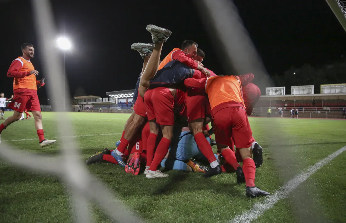 Els jugadors de l’Iskra celebren la classificació per a la primera ronda de l’Europa League.