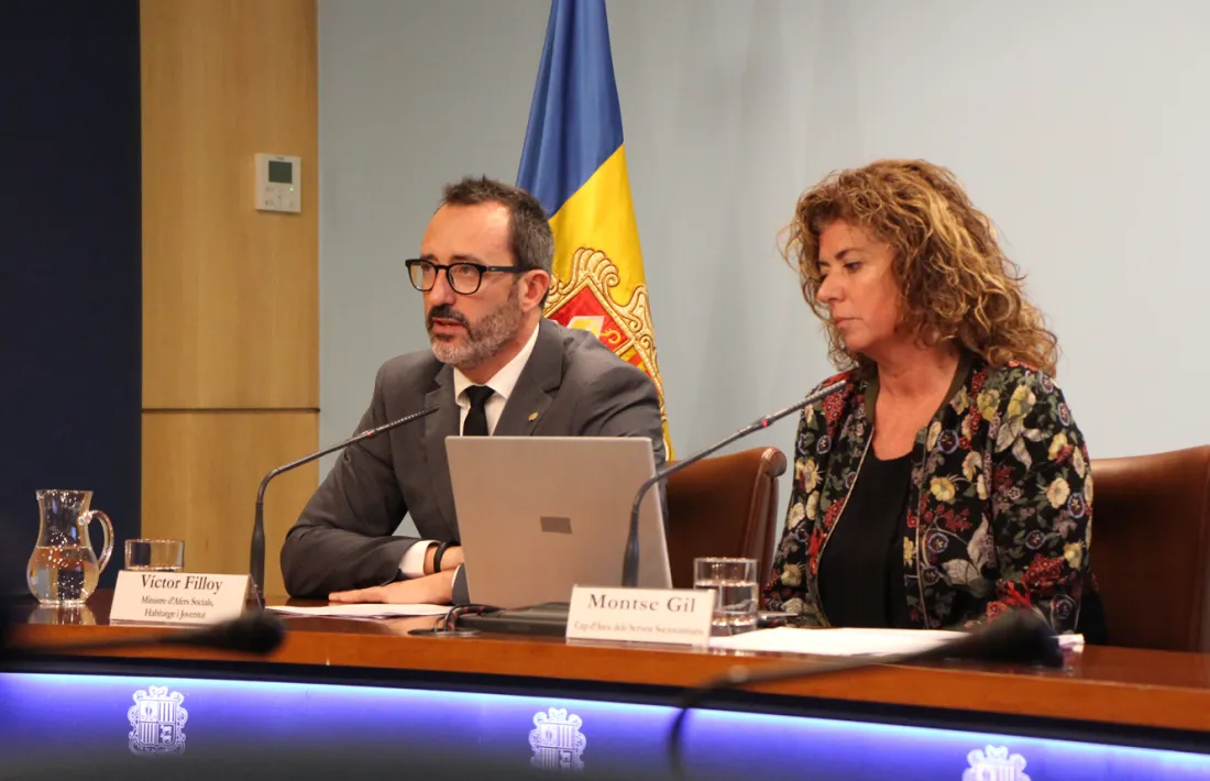 Filloy, i la cap de l'àrea de Serveis Sociosanitaris, Montserrat Gil, en una roda de premsa de balanç del servei.