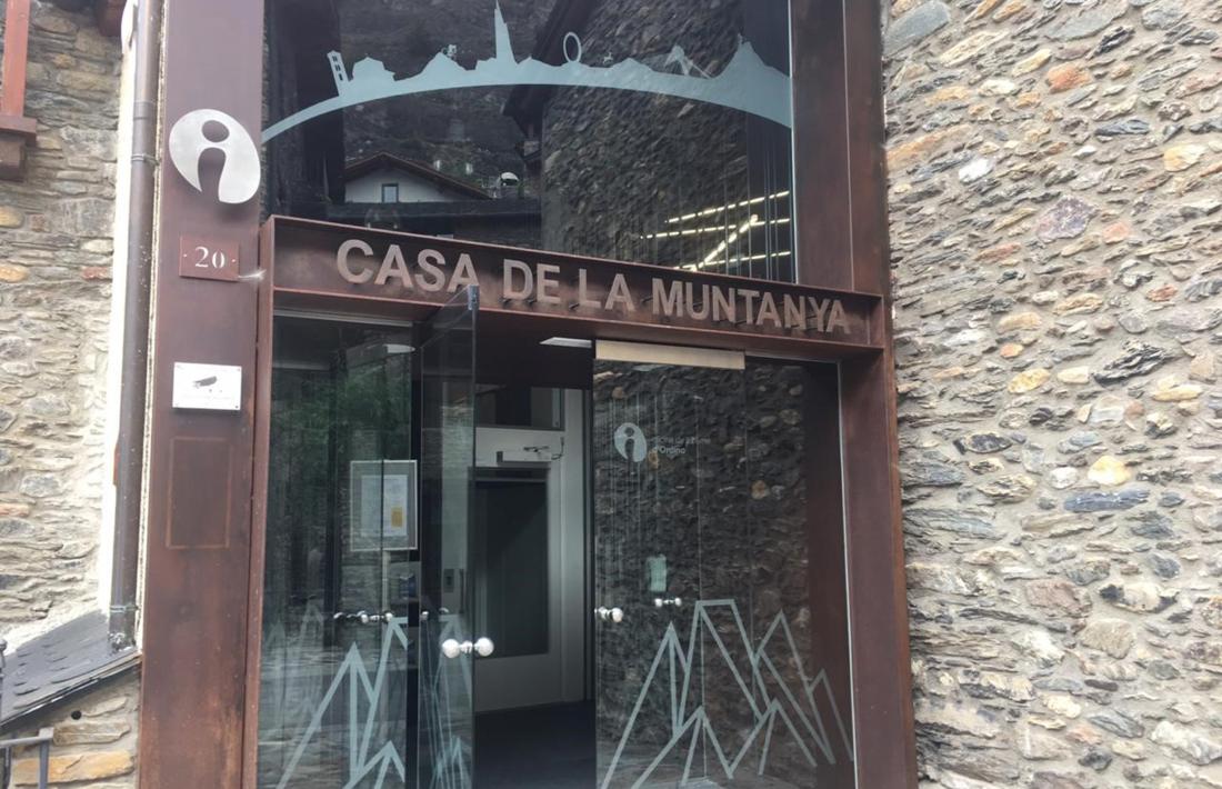 Entrada de la nova oficina de turisme d'Ordino ubicada a la Casa de la Muntanya.