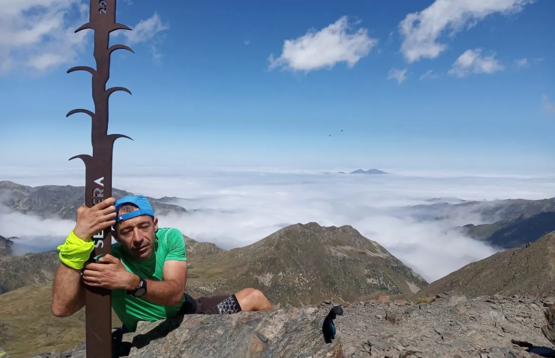 Gerard Berroya al pic de la Serrera acaronant la creu del cim després de pujar-lo fins a 11 vegades.