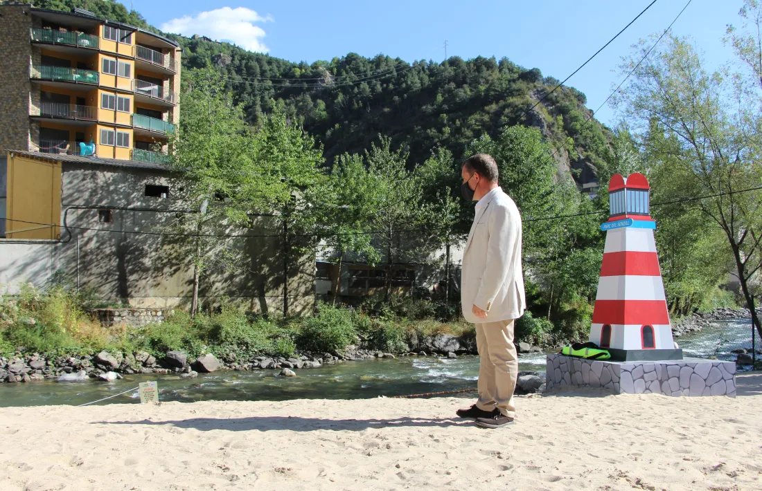 Majoral, a la sorra de la platja artificial a la vora del riu on, va confessar, no s’ha banyat.