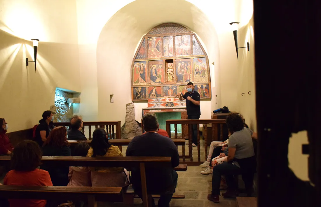 Robert Lizarte explica als assistents aspectes de l'església de sant Marc i santa Maria.
