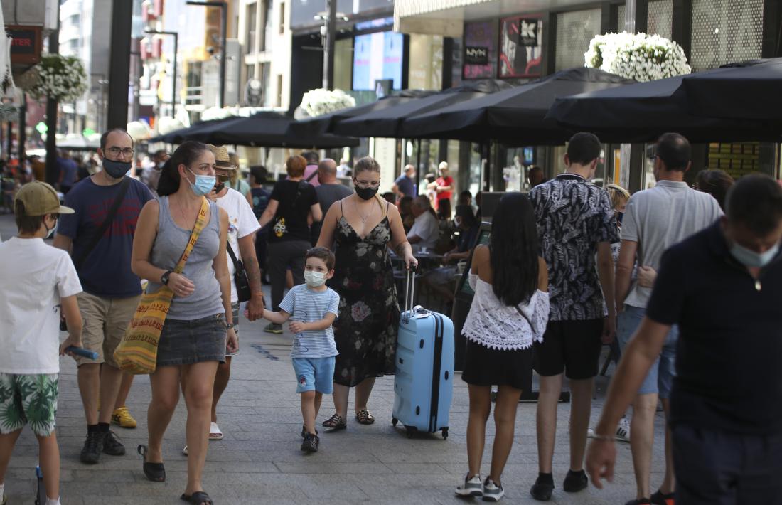 Els turistes han omplert l’eix comercial durant aquests dies d’agost.