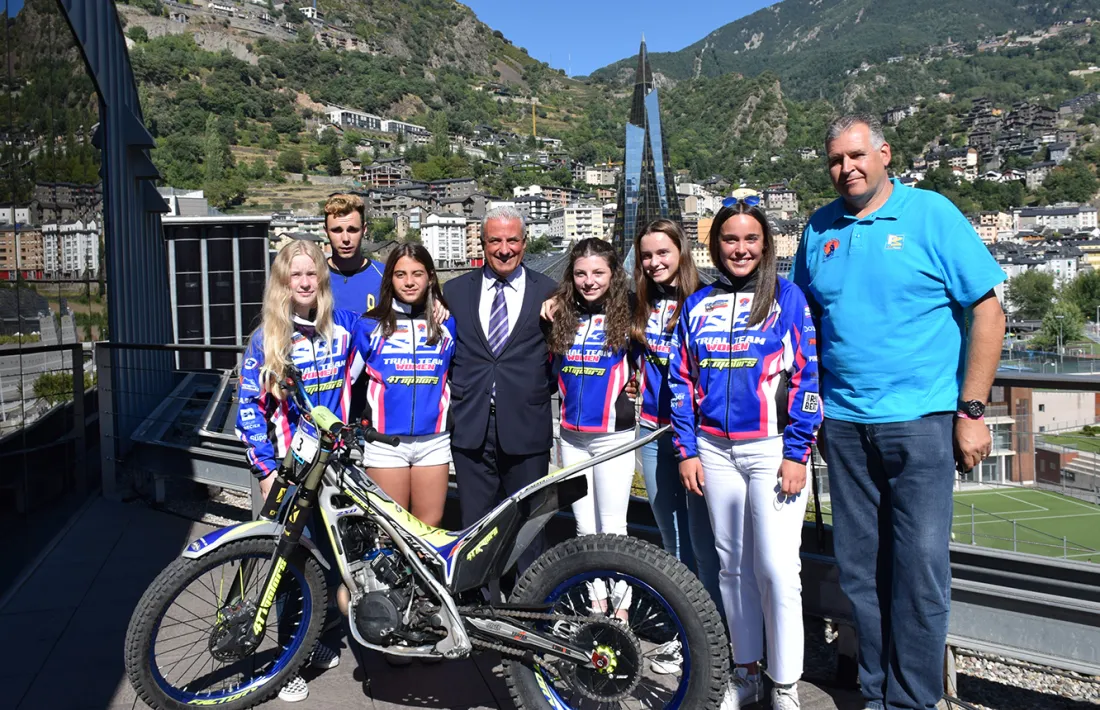 L'entrenador de l'Andorra Women Trial, Oriol Pi; el subdirector general banca país d'Andbank, Josep Maria Cabanes; el secretari del Moto Club Pirineu, Josep Puntí, i les integrants de l'equip: Maria Font, Alèxia Lladó, Lola Gabriel, Aitana Núñez i Laia Pi.