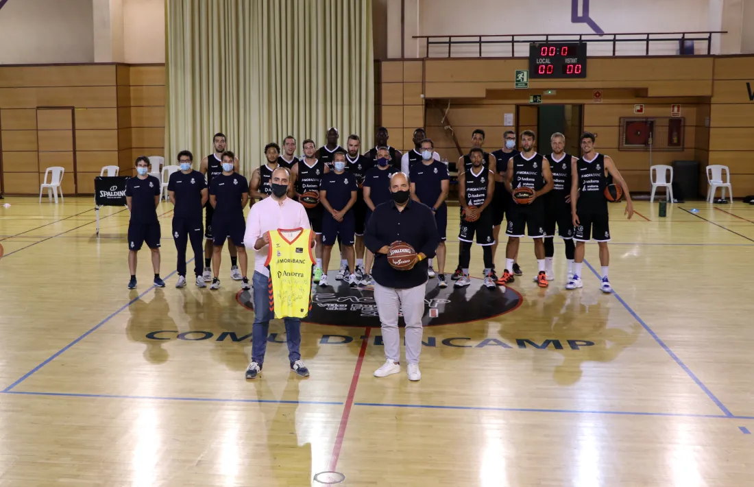 Fernández i Aixàs amb tot l’equip al Pas de la Casa.