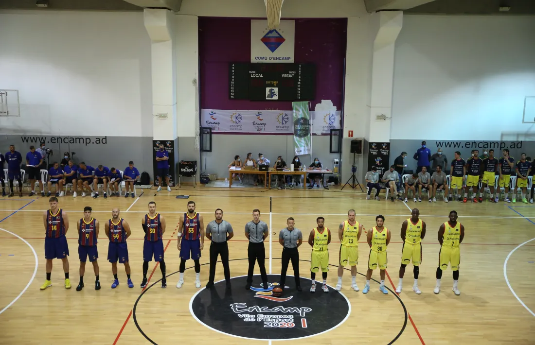 Els jugadors dels dos equips a l’inici del partit.