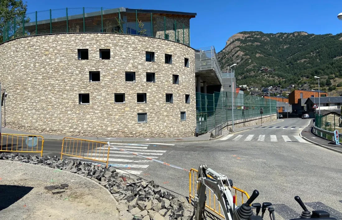 El punt de gir a la zona de les escoles.