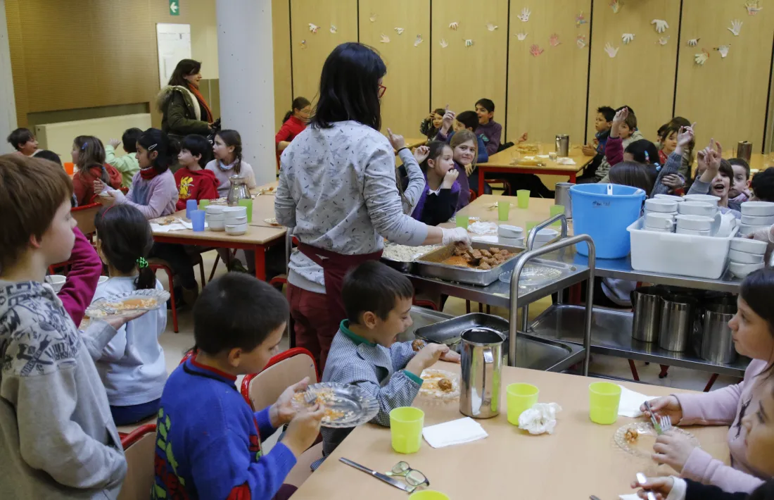 Alumnes a l’hora de dinar en un menjador escolar.
