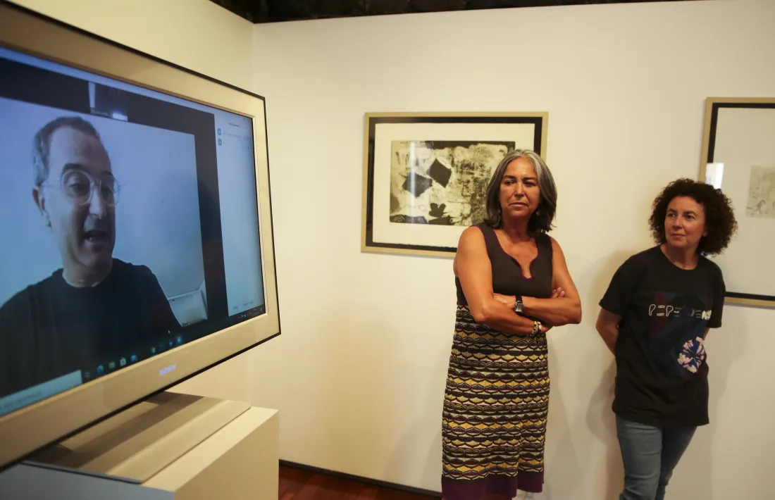Baygual i Luque. En la pantalla, Antonio Ortega, també jurat del concurs.
