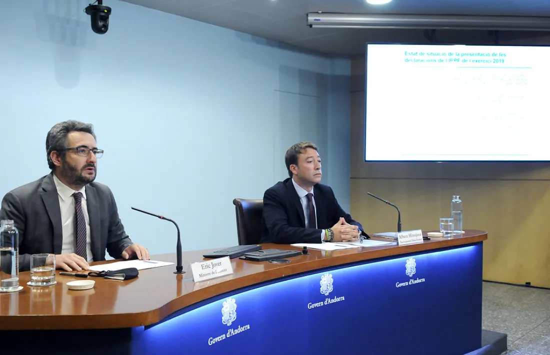   El ministre de Finances, Eric Jover, i el director del departament de Tributs i Finances, Albert Hinojosa, en la compareixença d’ahir.