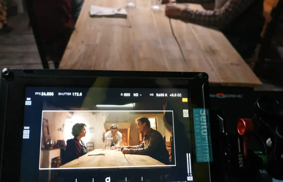 Aida Folch i Roger Casamajor, al març a Casa Rull, quan va començar el rodatge de ‘Fred’, amb Santi Trullenque al fons.