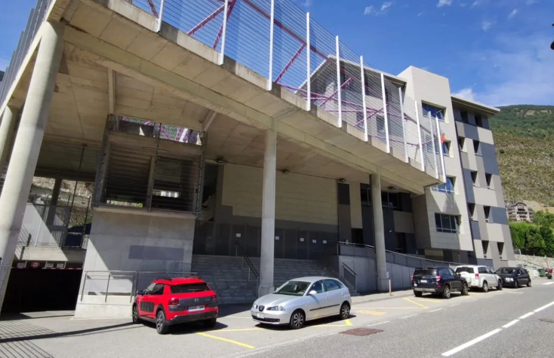 Vista exterior de l’escola andorrana de segona ensenyança d’Encamp.