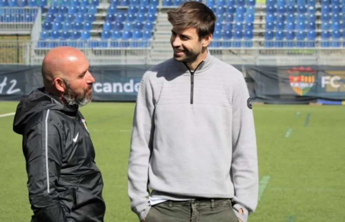 Nacho Castro xerrant amb Gerard Piqué.