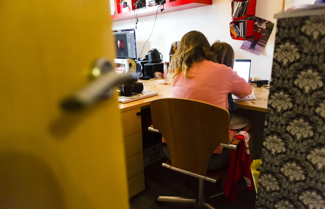 Una dona i un nen petit asseguts davant l'ordinador.