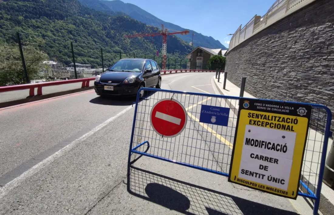 Indicacions sobre el canvi de sentit aplicat al carrer Sant Andreu.