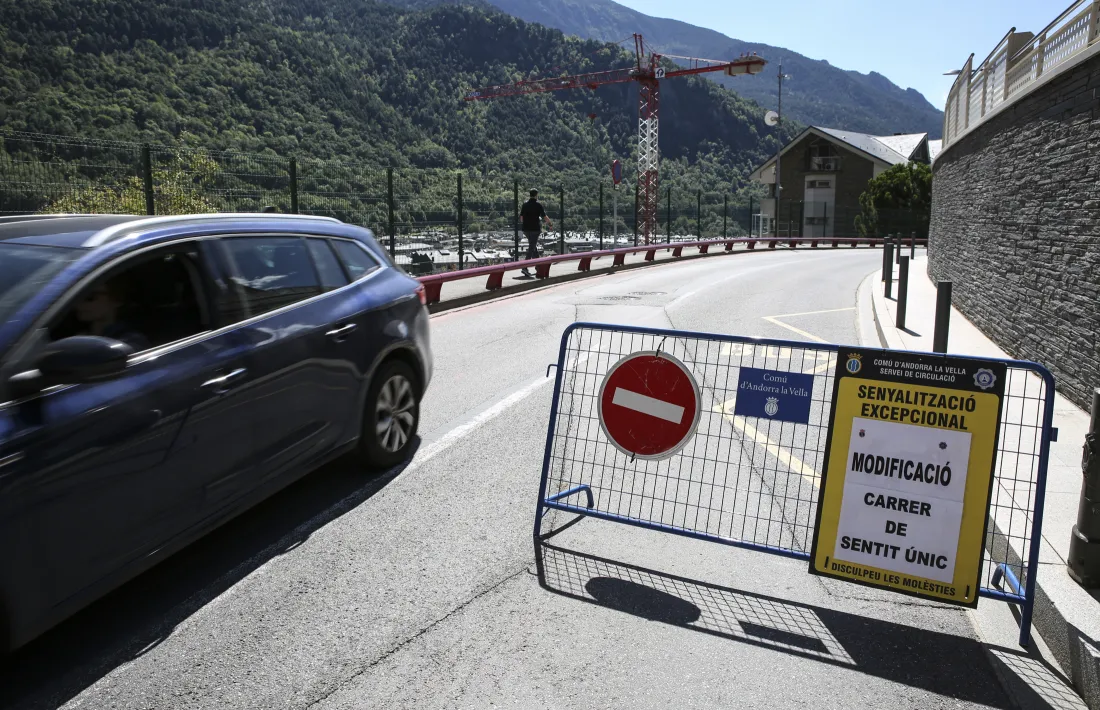  Imatge del carrer Sant Andreu amb la senyalització del canvi de sentit, ahir.