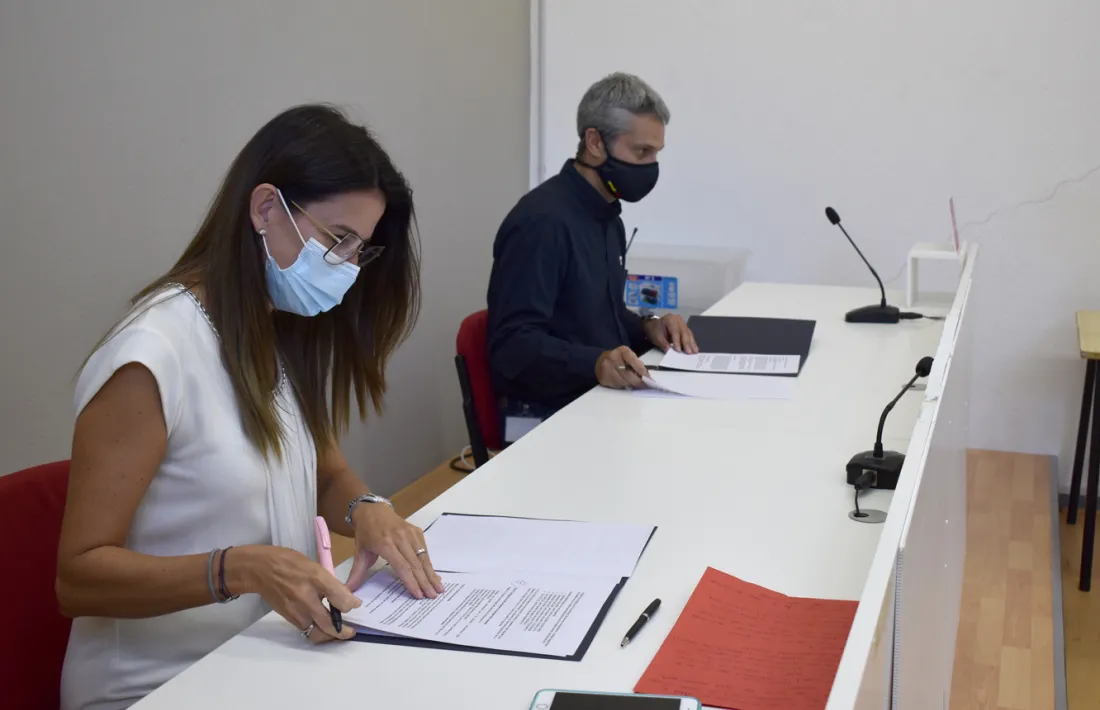 La ministra de Cultura i Esports, Sílvia Riva, i el director de la Creu Roja Andorrana, Jordi Fernández, aquest dijous durant la signatura del conveni.