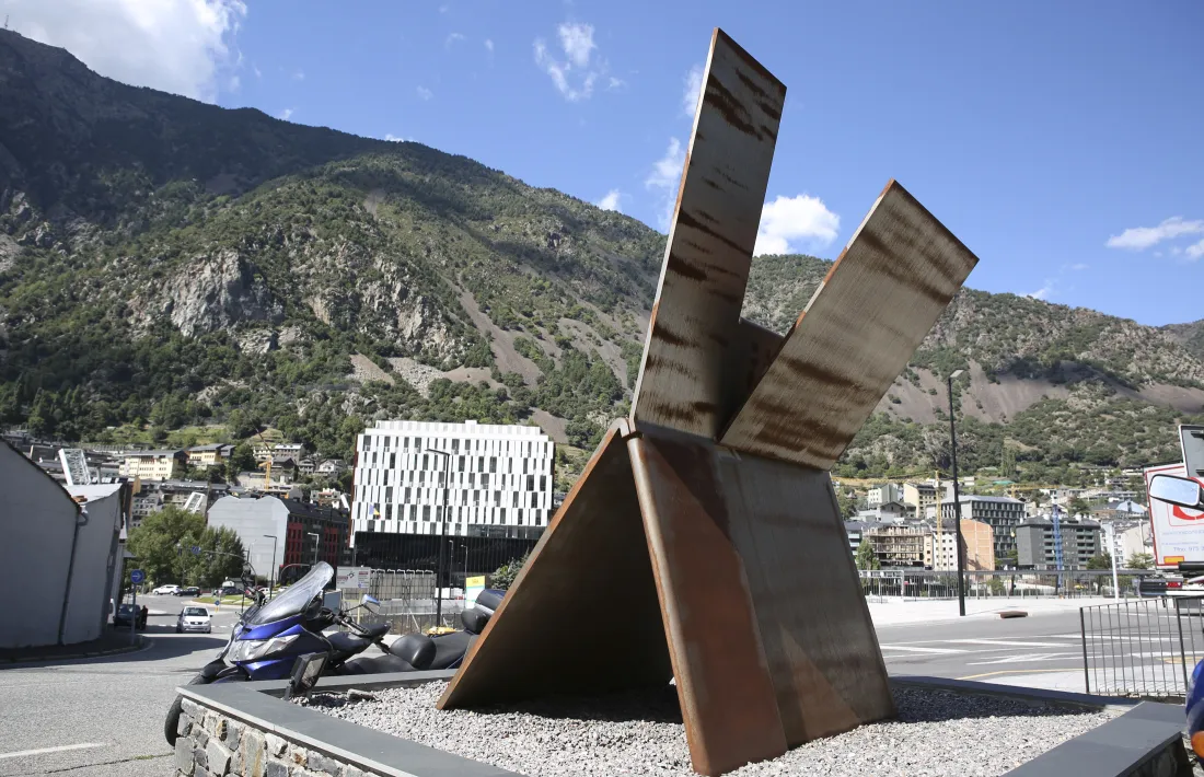  L’obra de Palazuelo està plantada des del 2013 al començament de la carretera de la Comella i és propietat de la família Cierco.