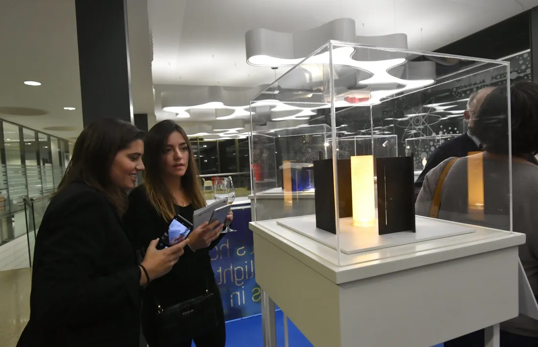   Dues noies observen les maquetes de l’Espai Roqué a la Politècnica de Catalunya.