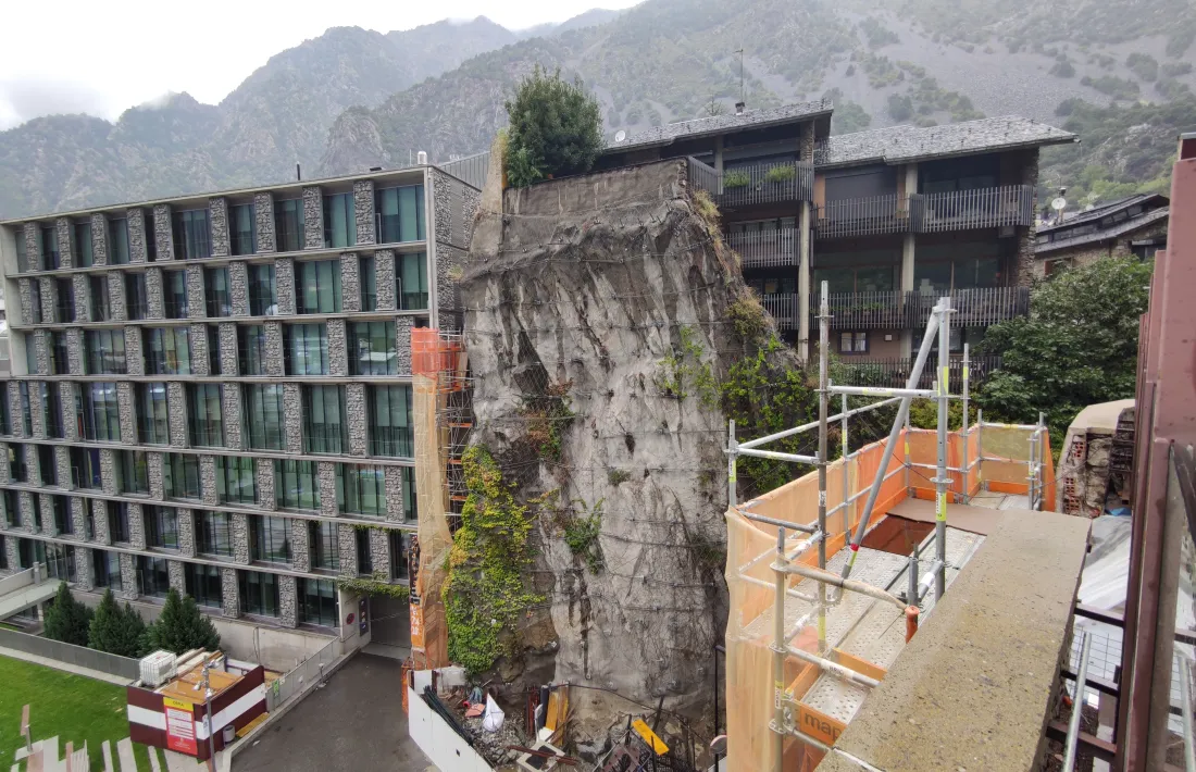 La passarel·la cap al carrer de la Vall segueix avançant