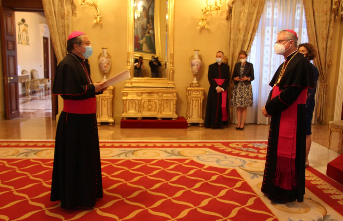 El nunci apostòlic a Andorra, Bernardito Cleopas Auza, abans d'entregar les cartes credencials al copríncep episcopal, Joan-Enric Vives.