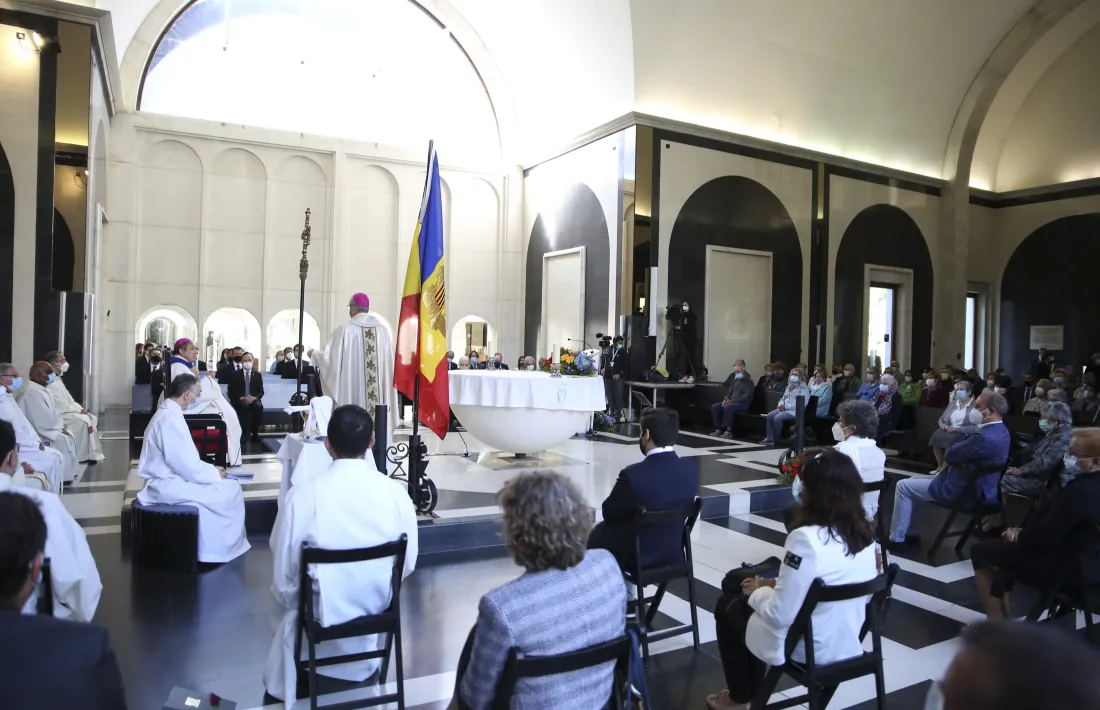 Només deu feligresos per parròquia i cinc autoritats de cada institució han pogut accedir a la basílica.