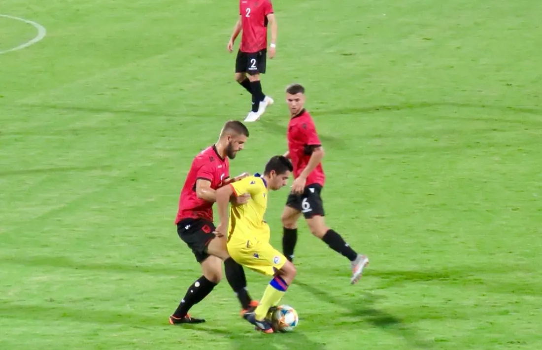 Ricard Fernández, ‘Cucu’, defensat per un jugador d’Albània, en el partit d’ahir a Elbasan.