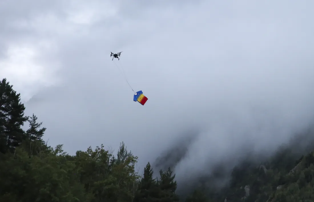 La nova samarreta va arribar transportada per un dron.
