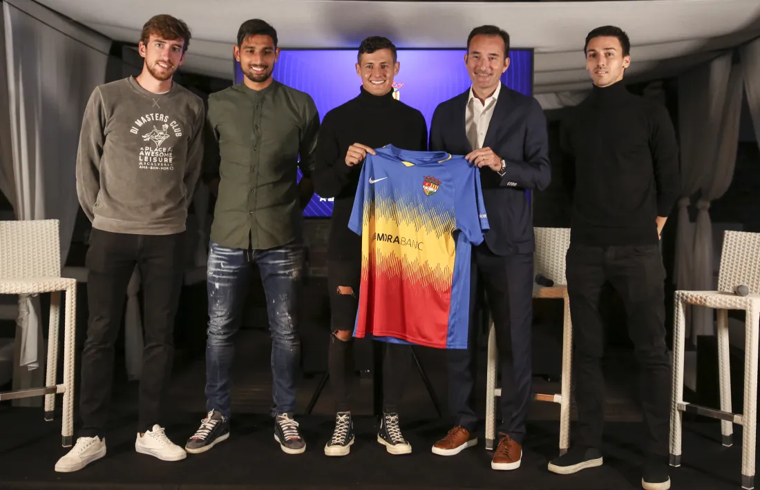 Els capitans i el president de l'FC Andorra, amb la nova samarreta a AnyósPark.