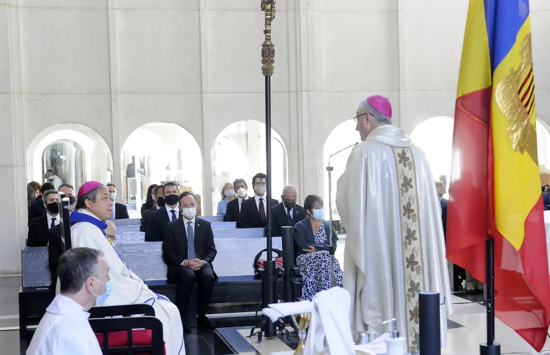 El nunci apostòlic durant la missa a Meritxell amb el copríncep episcopal i els representants de les institucions andorranes.