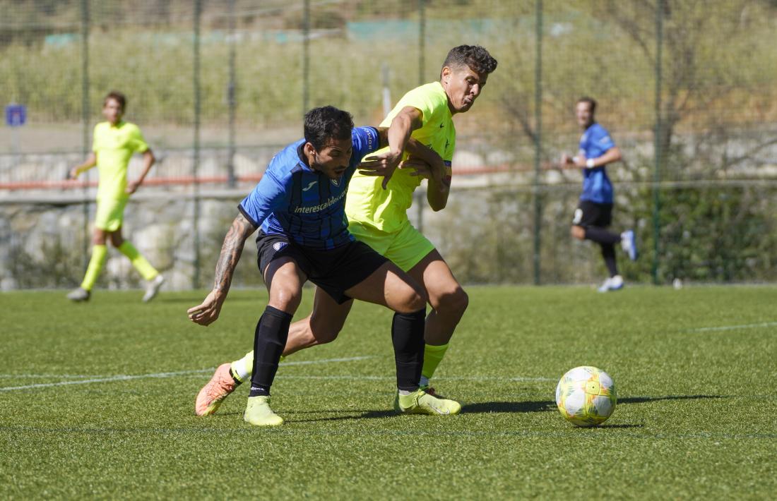 Genís Soldevila, de l’Inter, lluitant per la possessió, amb Rubén Bover, de l’FC Andorra.
