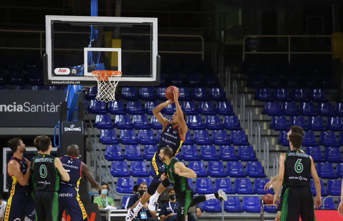 ‘Tyson’ Pérez, en una de les seves clàssiques entrades a cistelles, a la Lliga Catalana contra el Joventut.  FOTO: M. A. CHAZO / FCBQ
