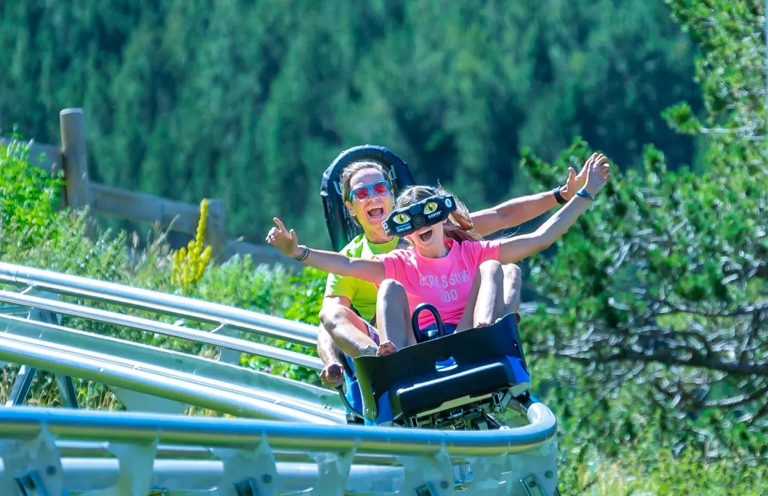 Uns visitants al Màgic Gliss ubicat al Family Park de Canillo.