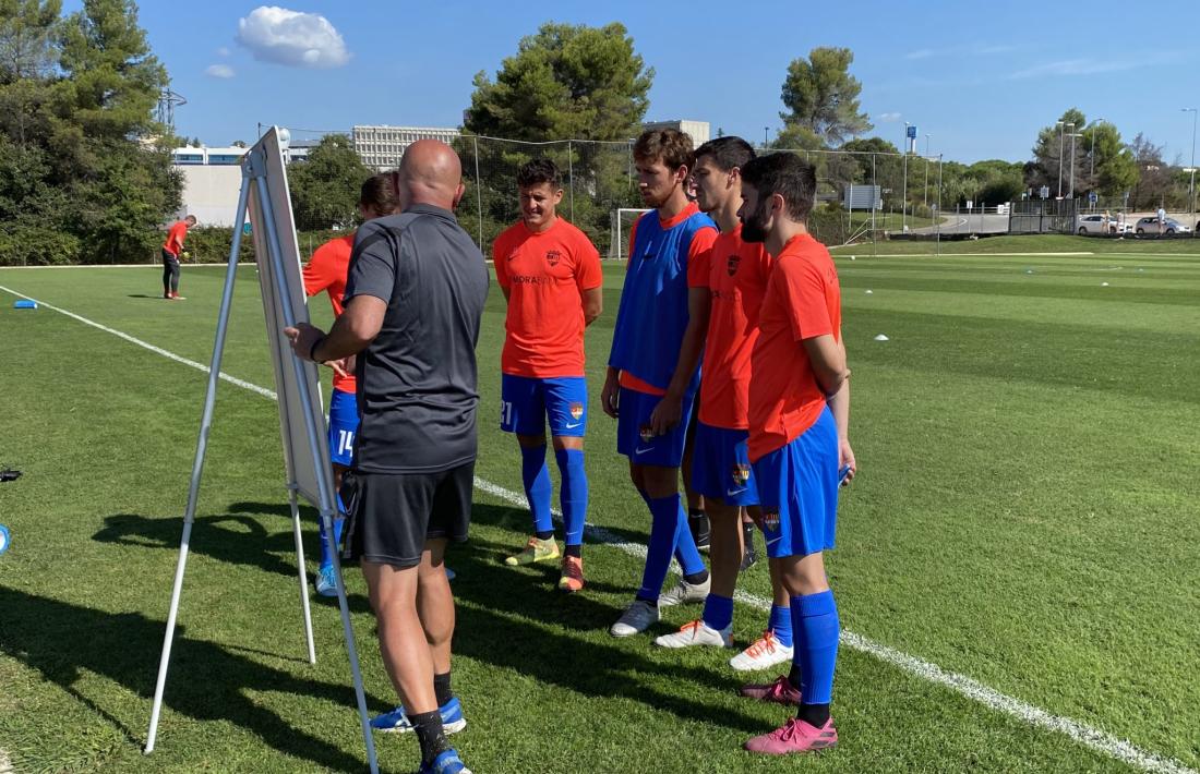 El tècnic asturià de l’FC Andorra, Nacho Castro, dona indicacions als seus jugadors abans de jugar l’amistós contra el CE Sabadell.  FOTO: TWITTER FC ANDORRA