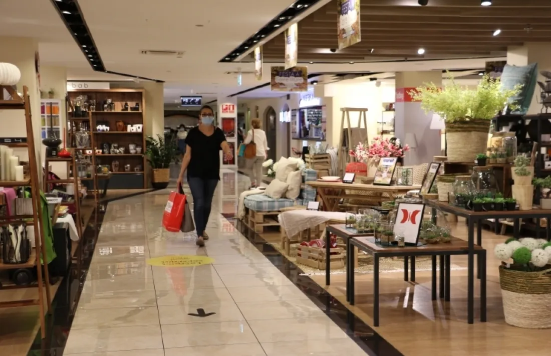 Una clienta en uns grans magatzems.