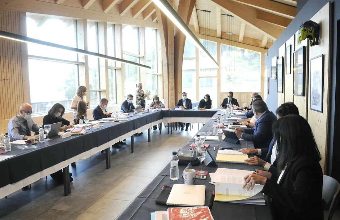 Un moment de la signatura del protocol entre el Govern i els comuns en la reunió de cònsols que va tenir lloc ahir a Pal.