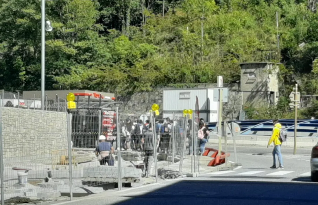 Alumnes esperant el bus.
