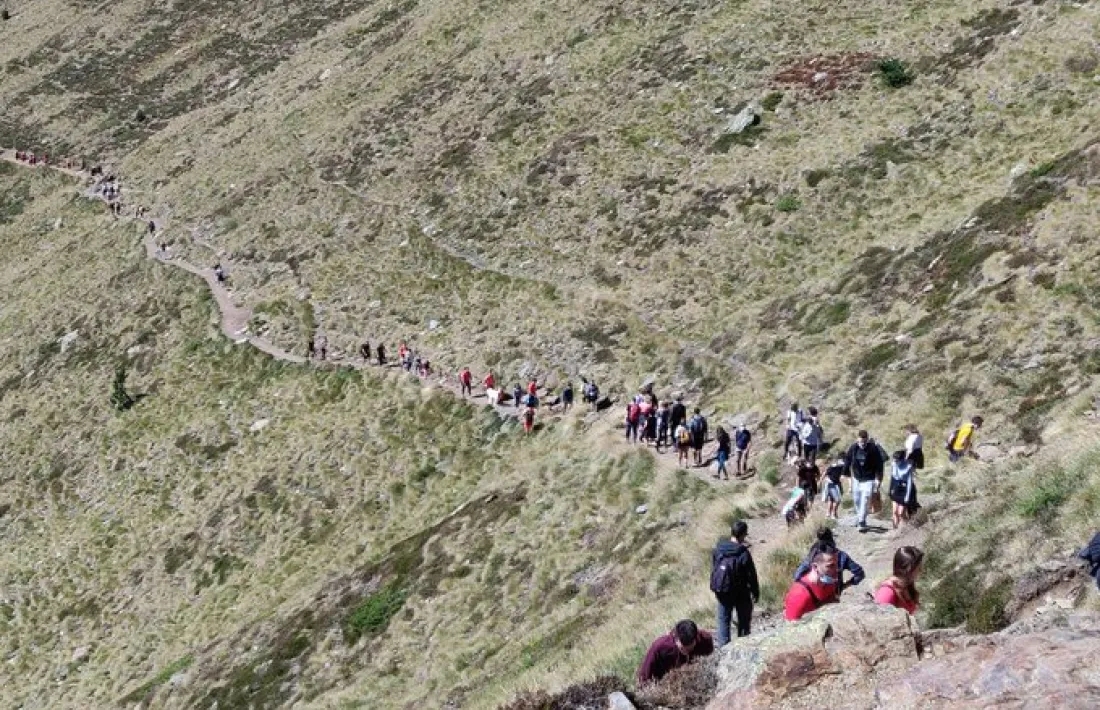 Imatge de la corrua de visitants a Tristaina captada per un excursionista.