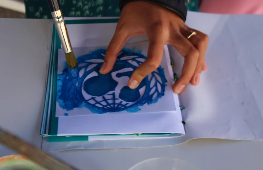 Una persona participant en un dels tallers organitzats en la jornada 'Pay what you wish'.