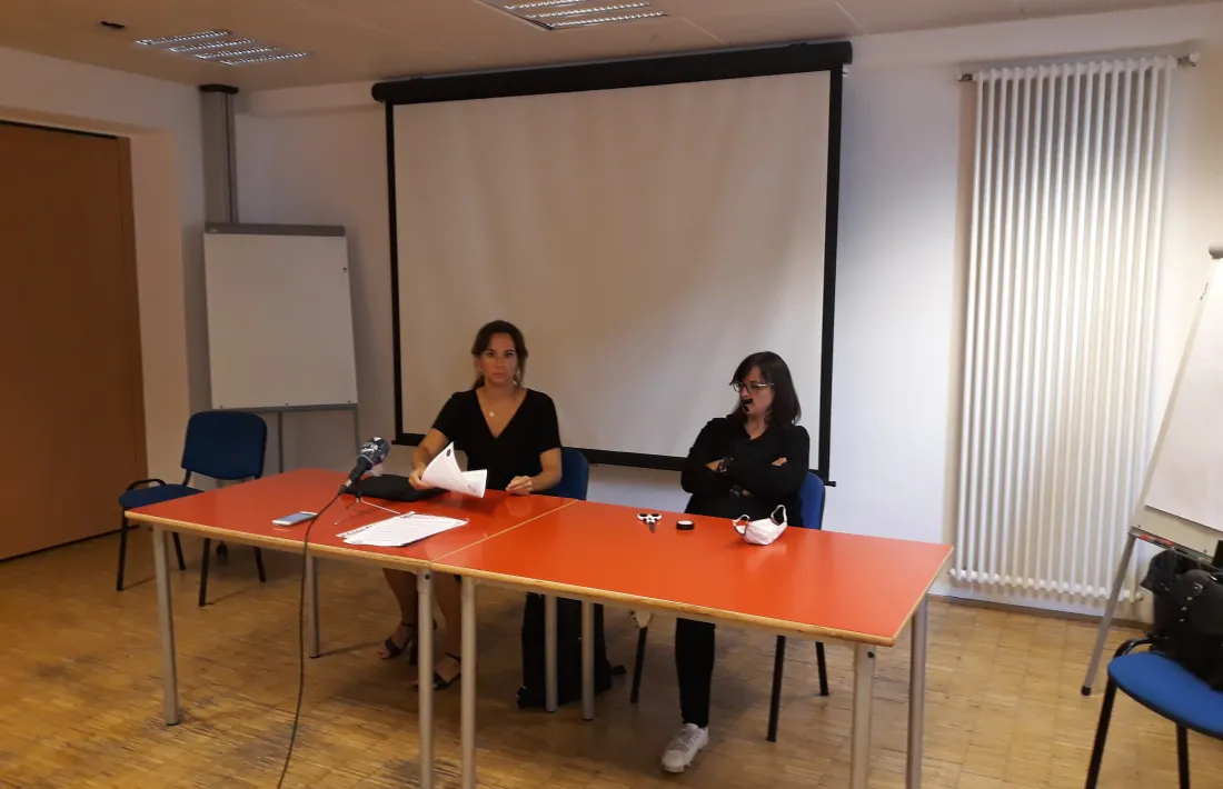 La presidenta d'Stop Violències amb l'advocada de l'associació, avui.