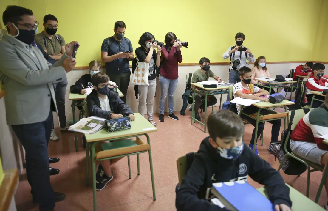  La tranquil·litat del matí escolar es veu trencada pel núvol de visitants.